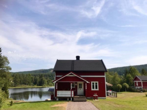 Trevligt fritidshus och annex med sjöläge!